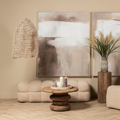 Beige Teddy bankje van PTMD in een lichte woonkamer met bijzettafel en fauteuil