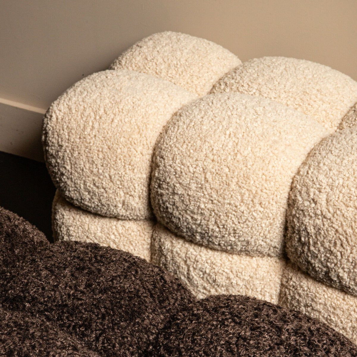 Detail van bruine en beige teddy stof van de Teddy bankjes van PTMD