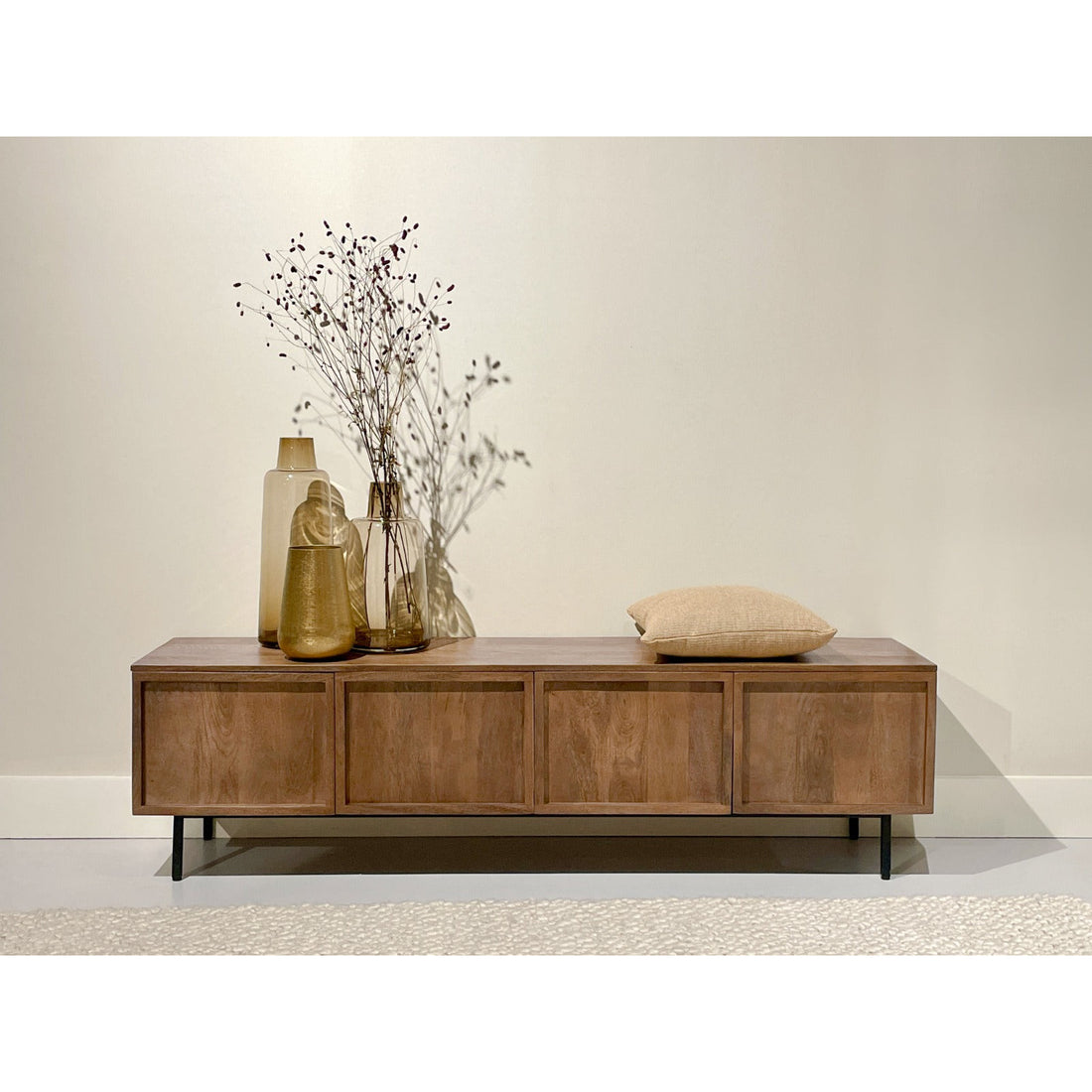TV-meubel Elan 180cm in Pecan, warm middenbruin mangohout met zwart onderstel