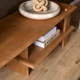 Close up van de legplank met boeken in tv-meubel Lina