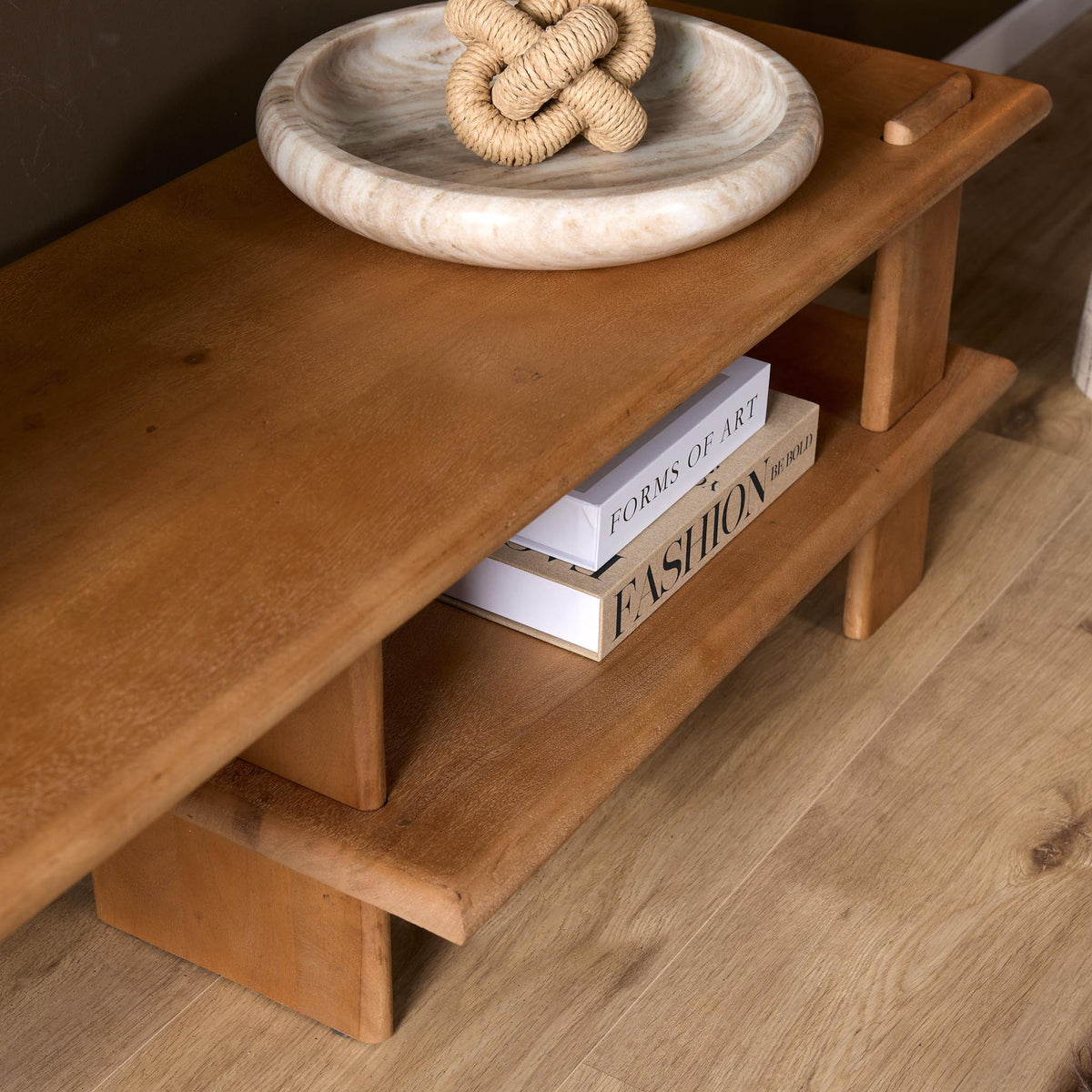 Close up van de legplank met boeken in tv-meubel Lina