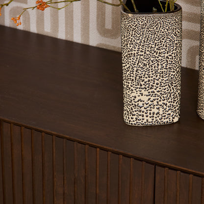 Tv Meubel Madison Mangohout Bruin 210cm van Starfurn, close up van het lattenpatroon op de deur