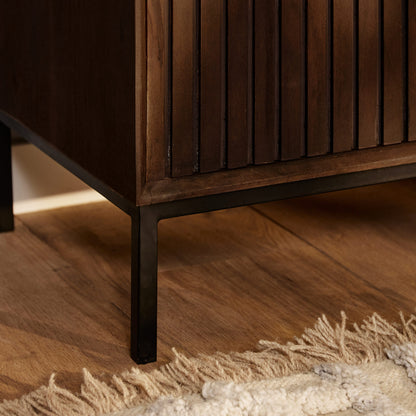 Tv Meubel Madison Mangohout Bruin 210cm van Starfurn, vier deuren met verticaal lattenpatroon