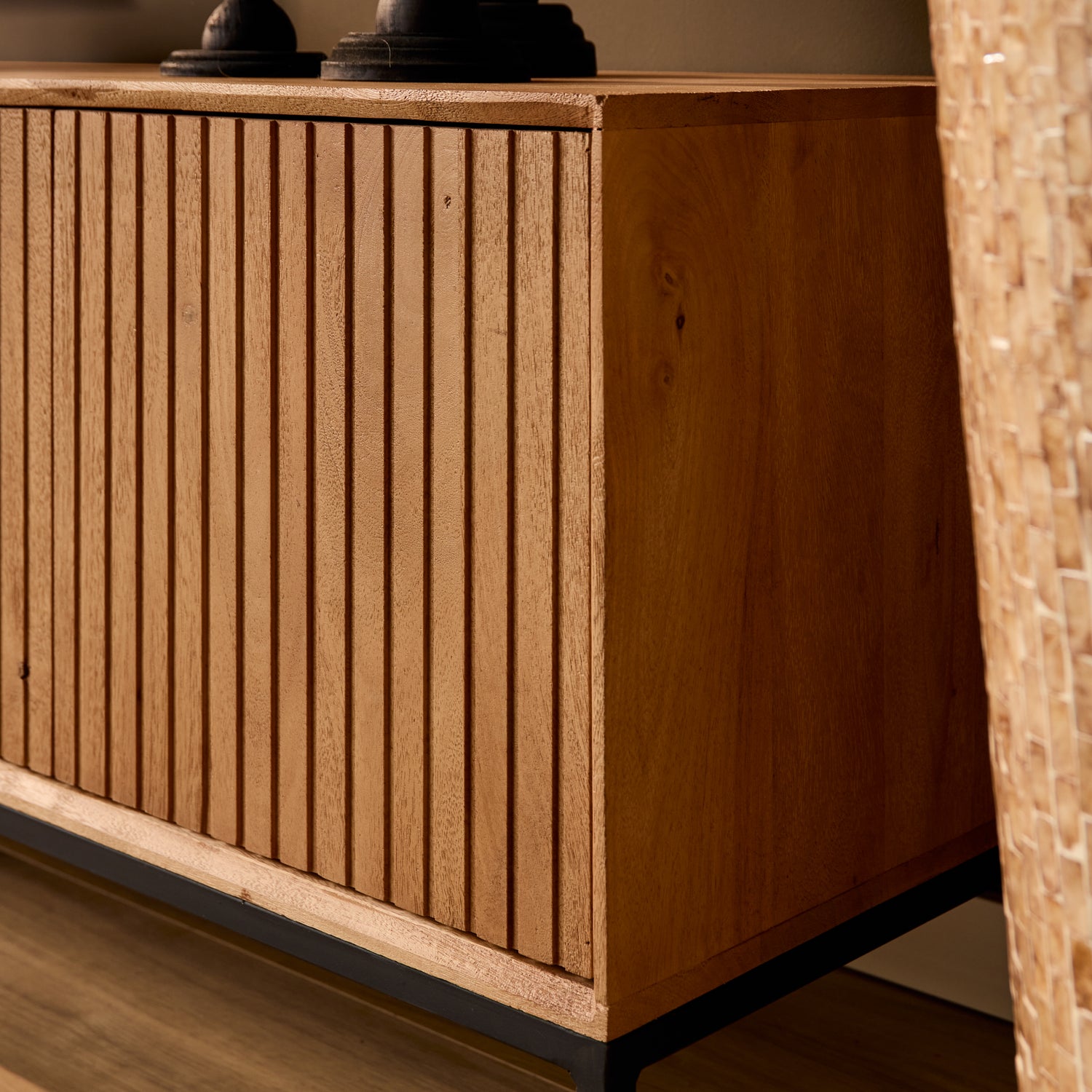 Tv meubel Madison 165cm van Starfurn close-up van de warme houtnerf en de naturel afwerking