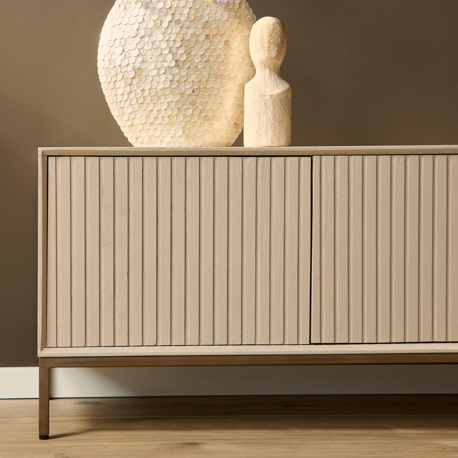 Tv Meubel Madison van Starfurn in een lichte woonkamer, met televisie erboven en een plaid over de bank