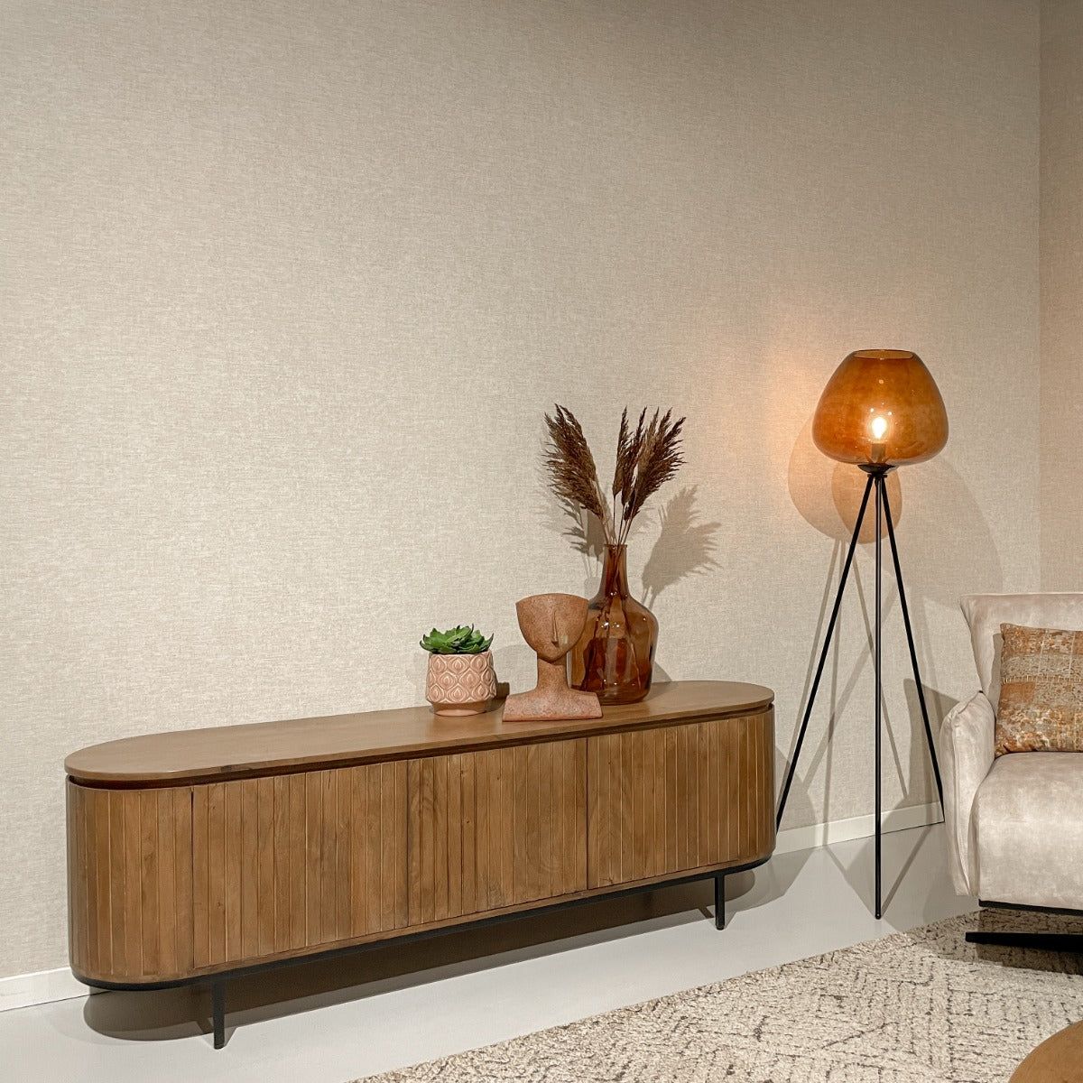 Noor tv-meubel in Pecan in een woonkamer met vloerlamp en fauteuil