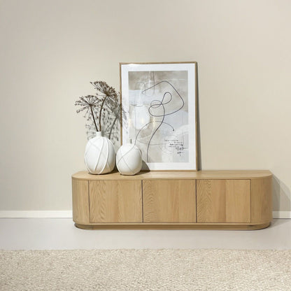 TV-meubel Novero naturel 180cm in een woonkamer