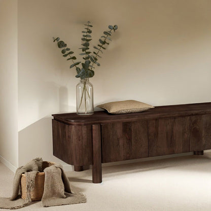 TV-meubel Salano chestnut 170cm in een woonkamer