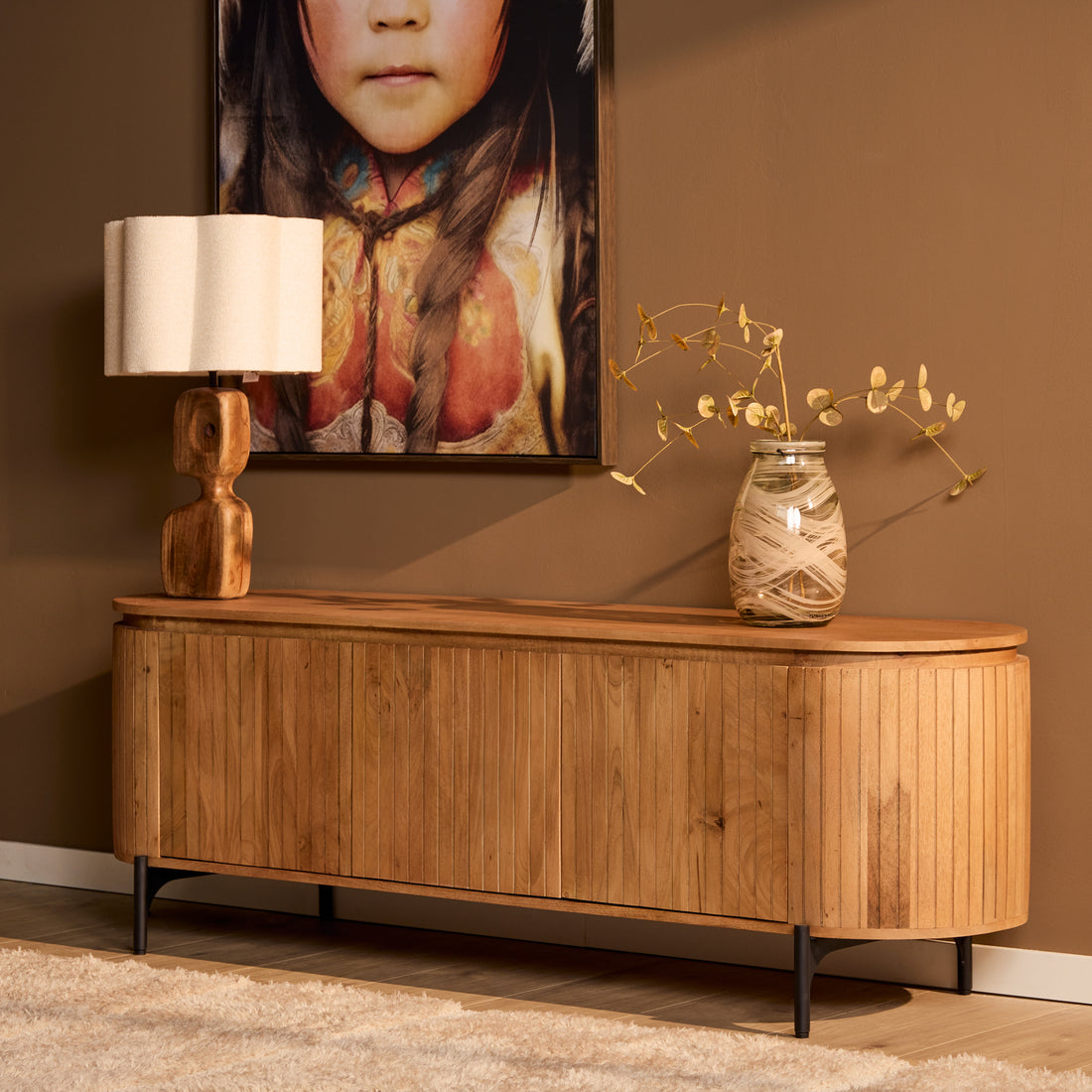 Tv meubel Solana naturel van Starfurn met lampen en wandkunst in een warme woonkamer
