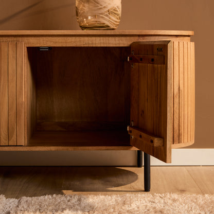 Geopend tv meubel Solana naturel met legplank in een woonkamer