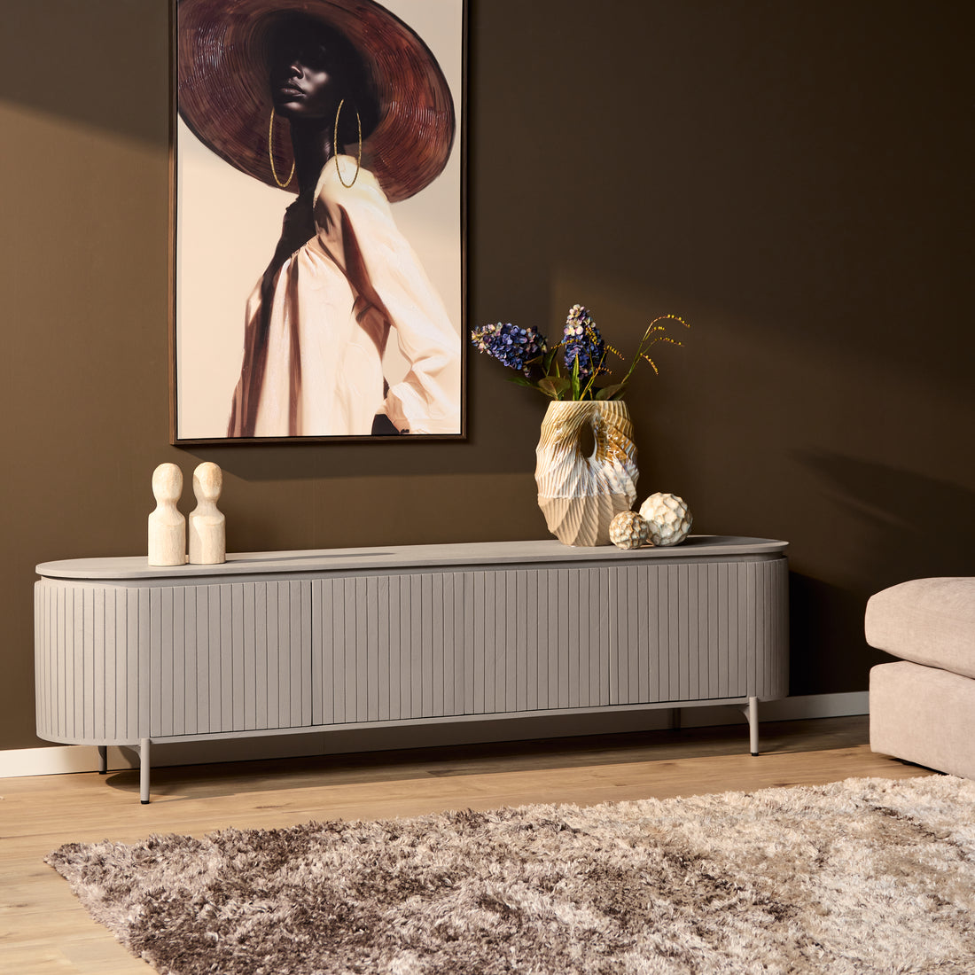 Tv meubel Solana van Starfurn in taupe mangohout, 210 cm breed met deurtjes