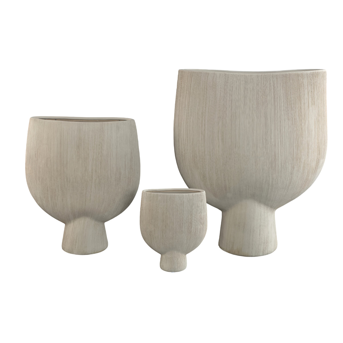 Tywin khaki pot van PTMD vanuit een andere hoek, ovale keramieken vorm met ribbelmotief en zichtbare voet