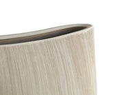 Detail van de voet van de khakikleurige Tywin pot large van PTMD