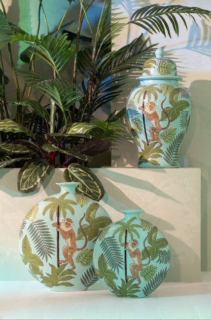 Meerkleurige vaas aap van J-Line in porselein, tweede aanzicht van het speelse ontwerp