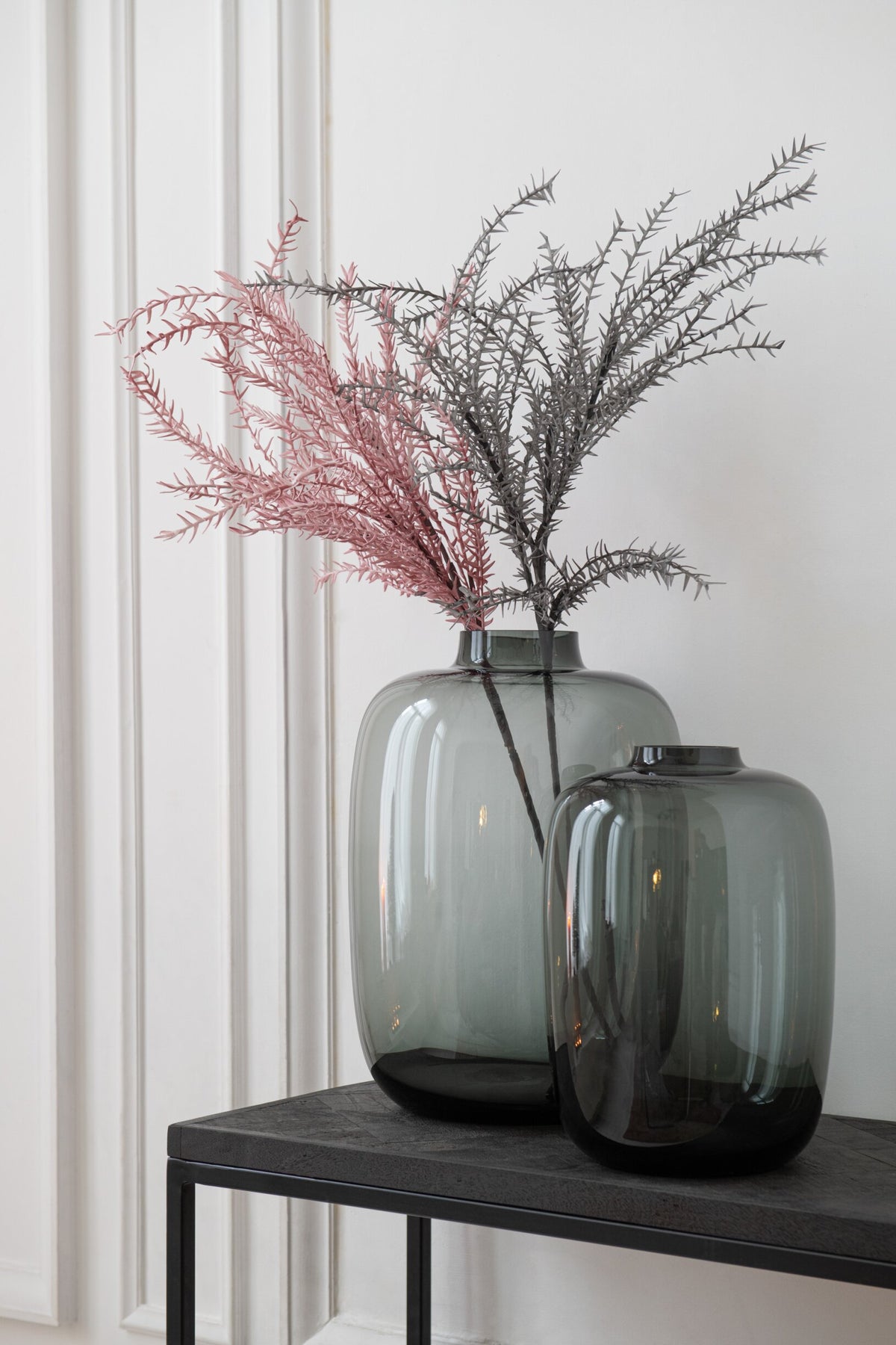 Vaas Cleo van grijs glas van J-Line gestyled in een woonruimte
