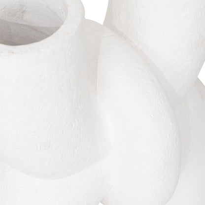 Vaas Cupido van MUST Living, witte vaas gestyled met droogbloemen in een interieur