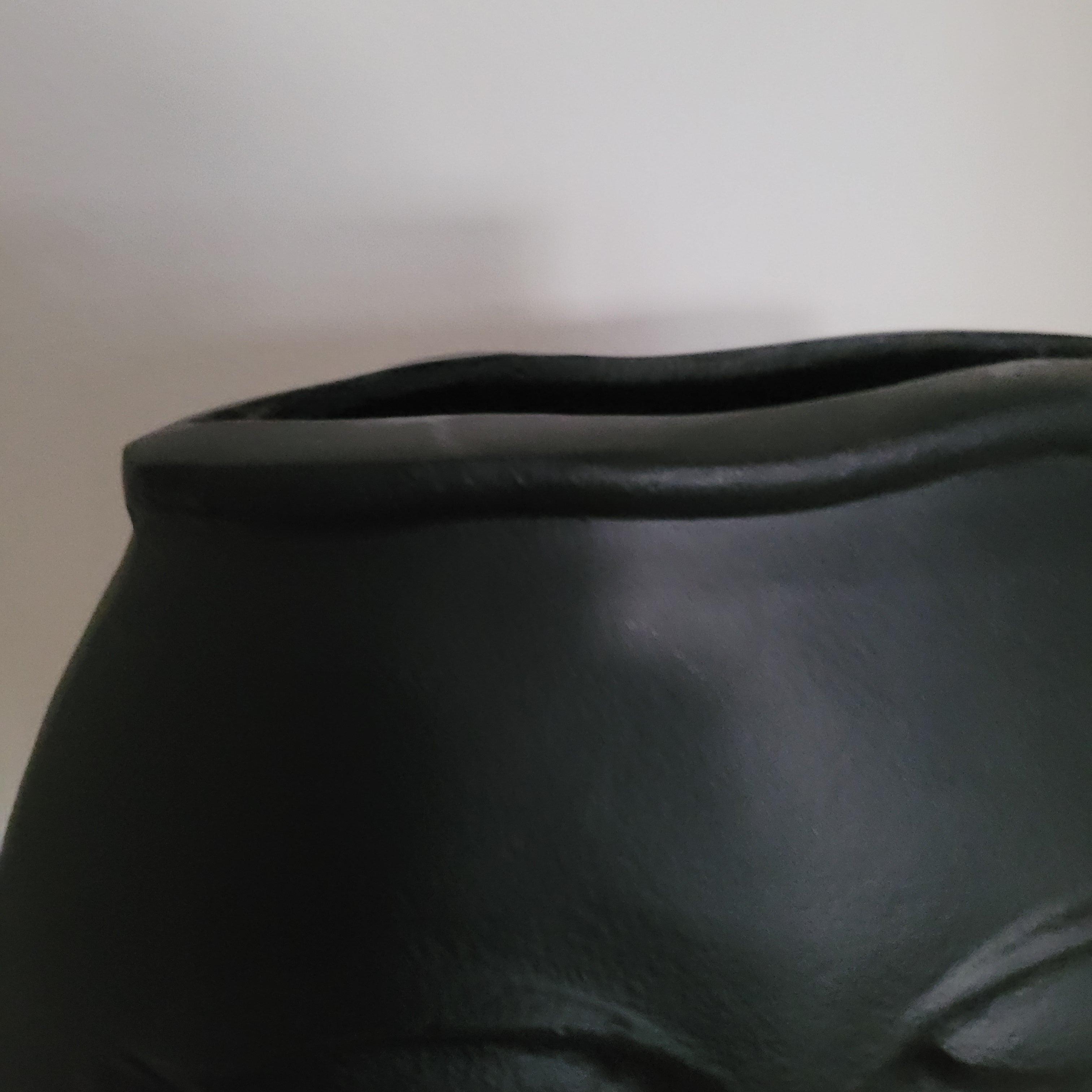 Vaas Face Mat Zwart - Vaas - Light &amp; Living - livinglovely.nl