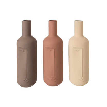 Vaas Fles Gezicht Porselein van J-Line, drie slanke flesvazen met reliëfgezicht in taupe, terracotta en ecru