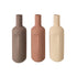 Vaas Fles Gezicht Porselein van J-Line, drie slanke flesvazen met reliëfgezicht in taupe, terracotta en ecru