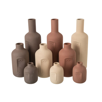 Porseleinen gezichtvazen van J-Line in drie hoogtes, flesvaas samen met de lagere vazen uit de serie