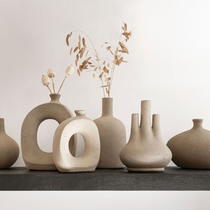 Handgemaakte terracotta vaas Okko zandkleur vooraanzicht