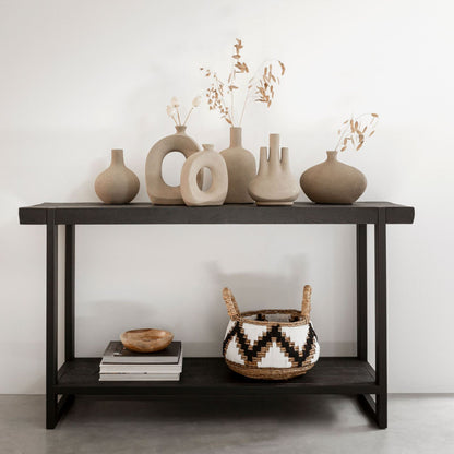 Vaas Okko zand terracotta in open kast MUST Living