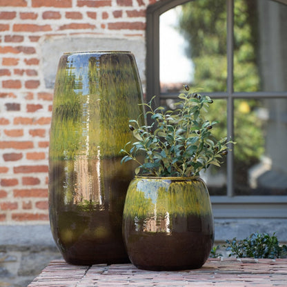 Sfeerfoto van de grote groene terracotta vaas olijf van J-Line in het interieur