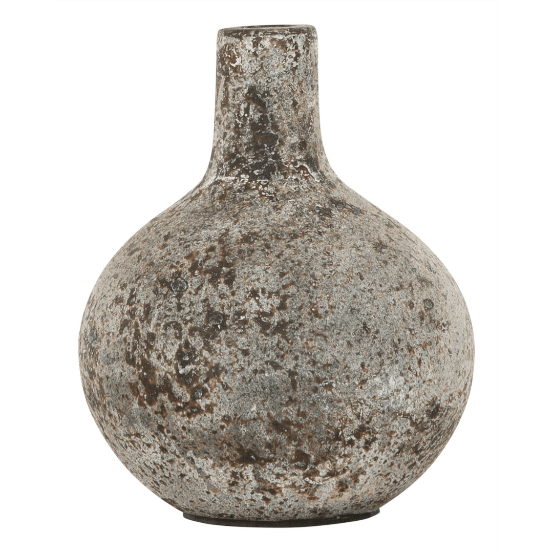 Vaas Risto van MUST Living, bolle terracotta vaas in gemêleerde steenkleur op een lichte achtergrond