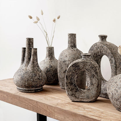 Vaas Risto van MUST Living, terracotta vazen uit de serie samen gestyled op een dressoir