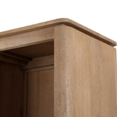 Vakkenkast Dallas van Starfurn in een eetkamer naast een houten eettafel