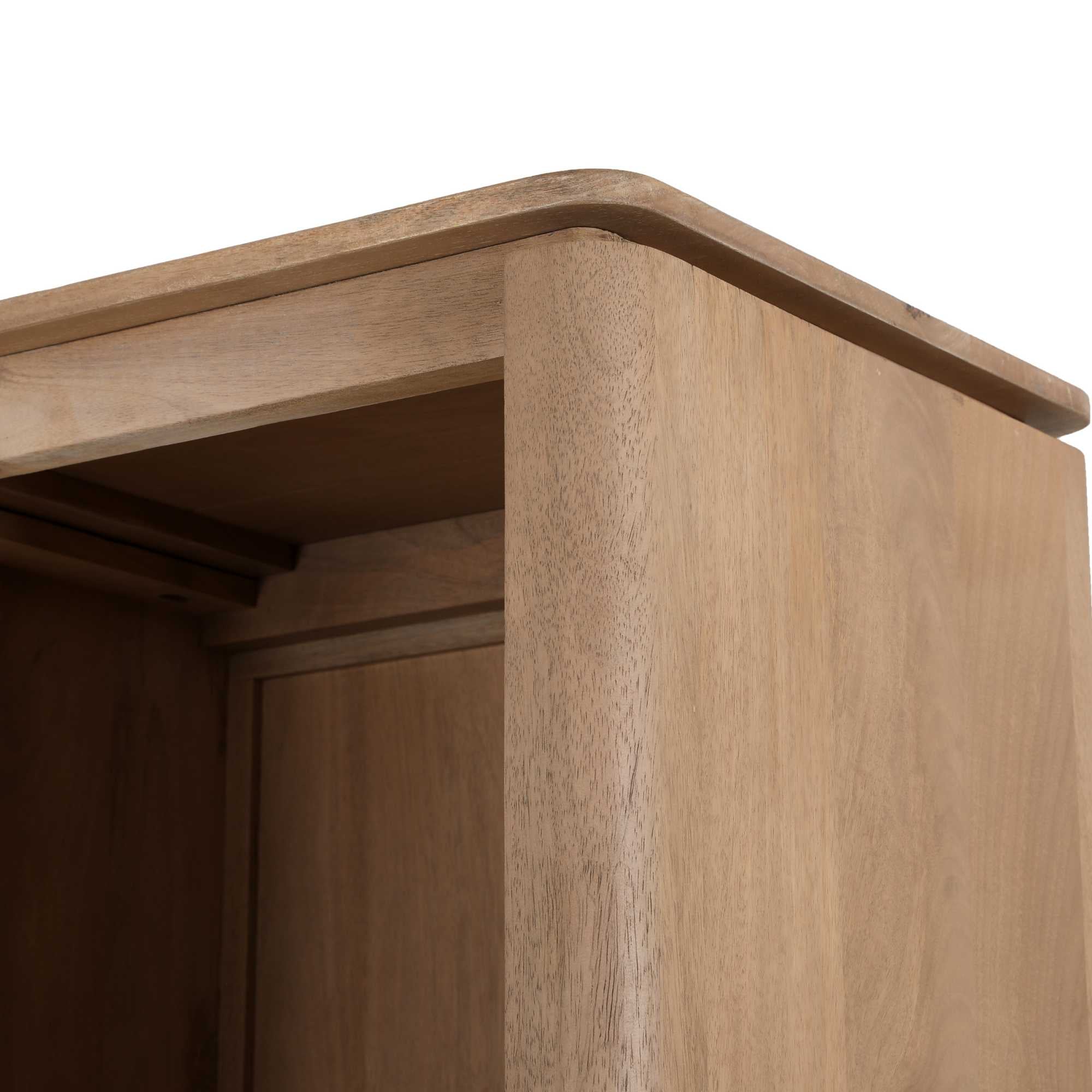 Vakkenkast Dallas van Starfurn in een eetkamer naast een houten eettafel