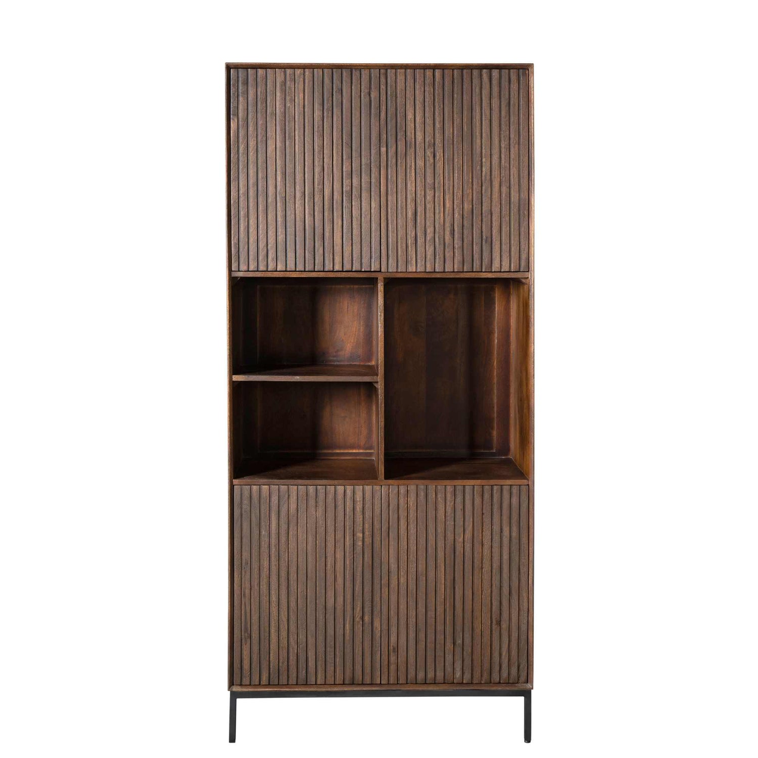 Vakkenkast Madison Bruin 90cm van Starfurn in een woonkamer met planten en boeken in de open vakken