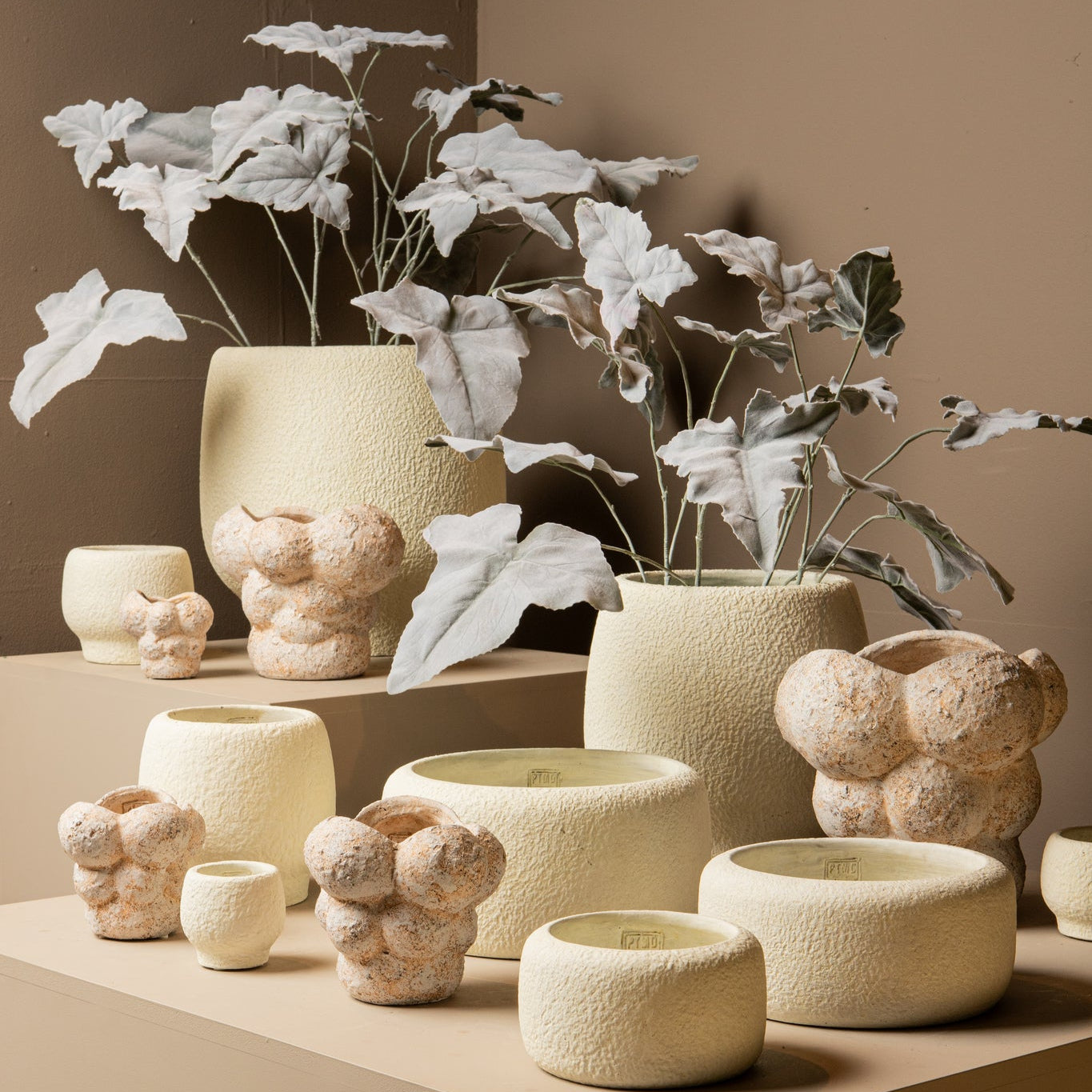 Vasilisa Cream Cement Pot Circles Rough Finish XL Dia29x27cm PTMD - Pot - PTMD - livinglovely.nl