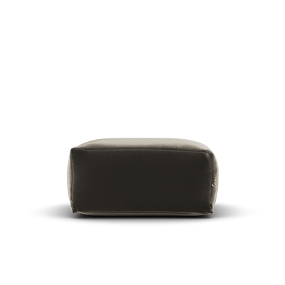 Vooraanzicht van de Velvet Square Pouf Khaki van Laui Lounge, zacht fluweel voor binnen