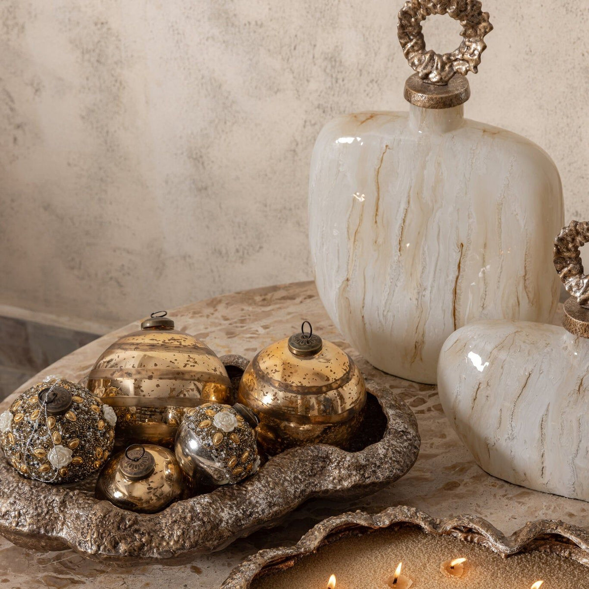 Vitor Schaal Aluminium Champagne Small van PTMD, sfeerbeeld met warme styling in huis