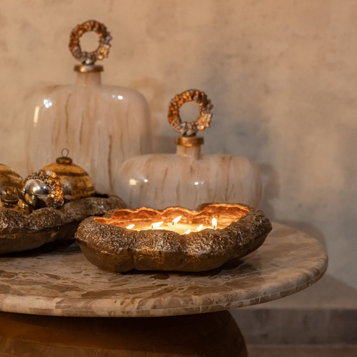 Vitor Schaal Aluminium Champagne Small van PTMD gestyled als decoratie in de woonkamer