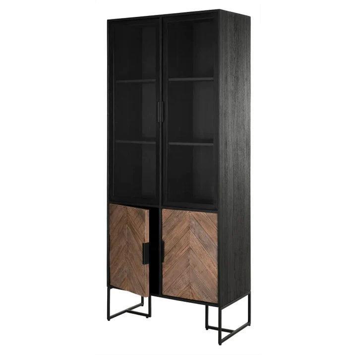 Vitrinekast Criss Cross van DTP Home, detail van de glazen deuren met metalen frame