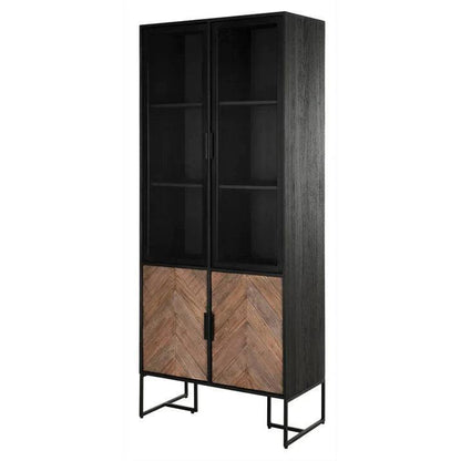 Vitrinekast Criss Cross van DTP Home, visgraatpatroon op de houten deuren