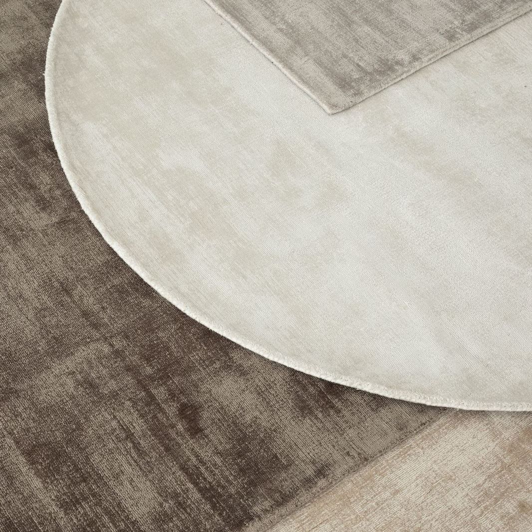 Sfeerbeeld met ronde La Belle vloerkleden van MUST Living op een lichte vloer