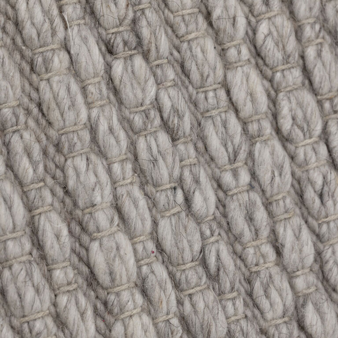 Close-up van de weving van het grijze Nirvana vloerkleed van MUST Living