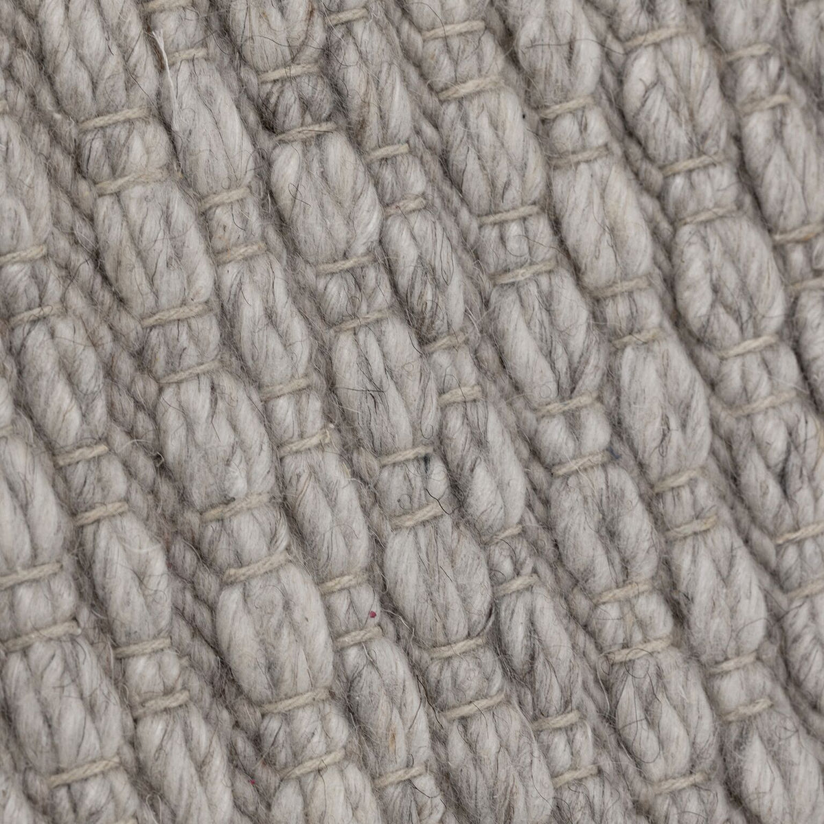 Close-up van de weving van het grijze Nirvana vloerkleed van MUST Living