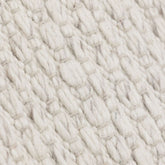Vloerkleed Nirvana van MUST Living, detailfoto van de dikke gevlochten wolstructuur in ivoor