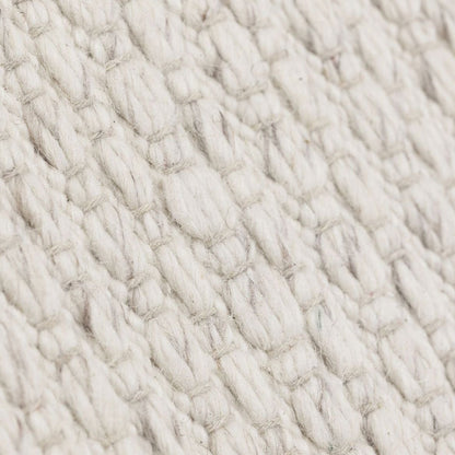Vloerkleed Nirvana van MUST Living, detailfoto van de dikke gevlochten wolstructuur in ivoor