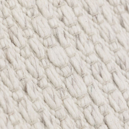 Vloerkleed Nirvana van MUST Living, detailfoto van de dikke gevlochten wolstructuur in ivoor