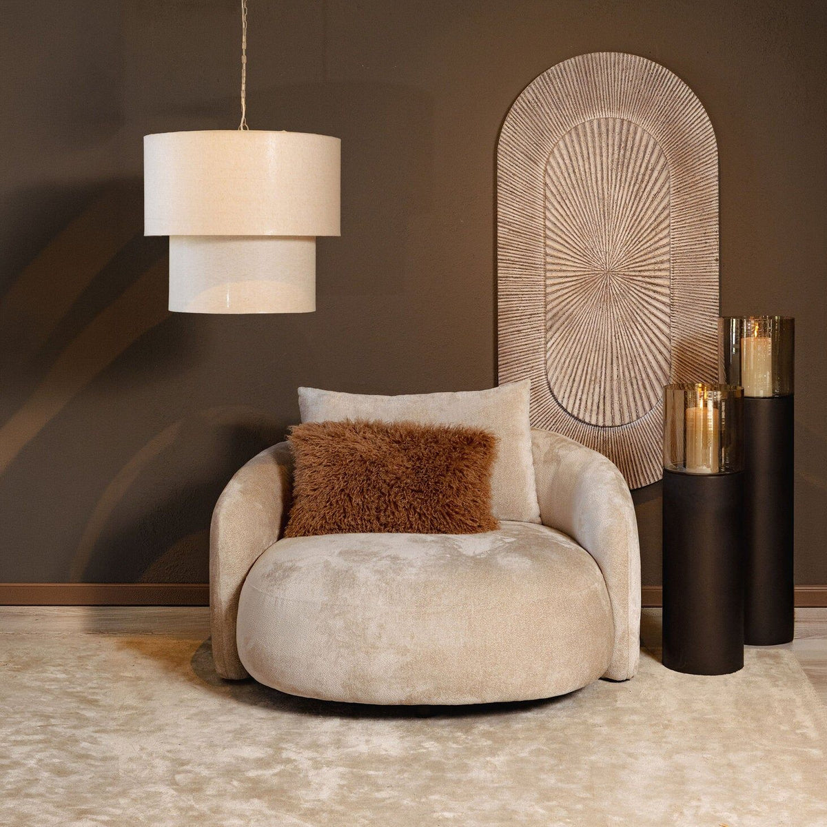 Vloerwindlicht Moreno Donkerbruin Small van PTMD, staand windlicht van ijzer met glas gestyled in een woonkamer