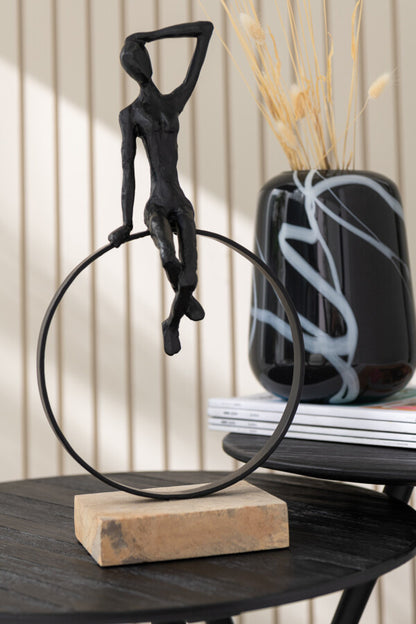 Vrouw Op Ring Voet Resin/Ijzer Zwart - Beeld - J-Line - livinglovely.nl