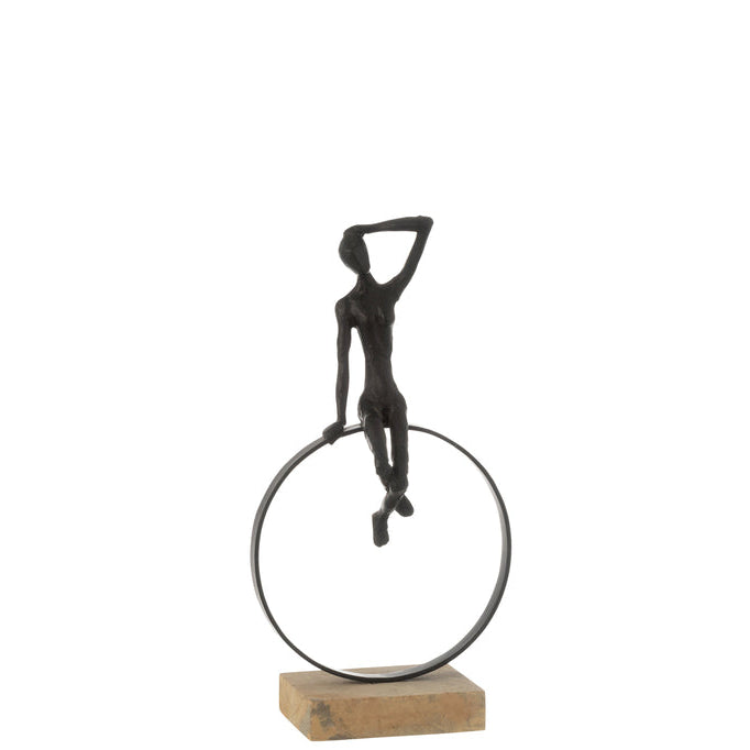 Vrouw Op Ring Voet Resin/Ijzer Zwart - Beeld - J-Line - livinglovely.nl