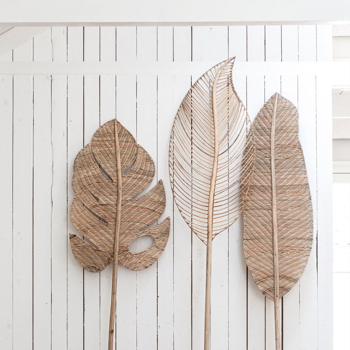 Handgevlochten rotan wandblad Perzik in interieur