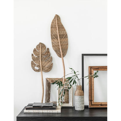 Wandblad Perzik Small van MUST Living, naturel rotan blad aan een witte muur