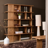 Close-up van de houtnerf en naturel afwerking van de Wandkast Lina van Starfurn